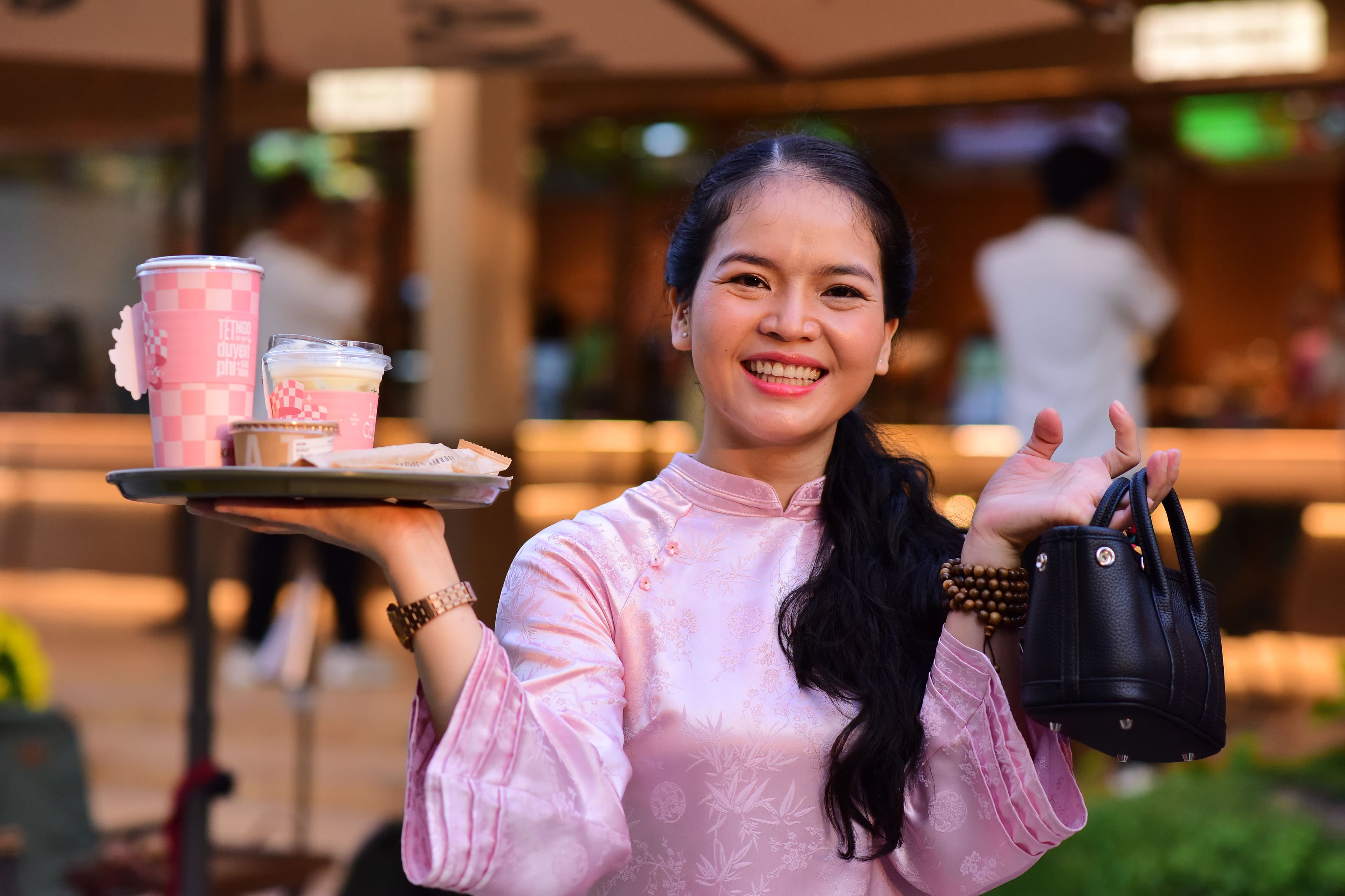 Employée de café qui présente un dessert avec le sourire